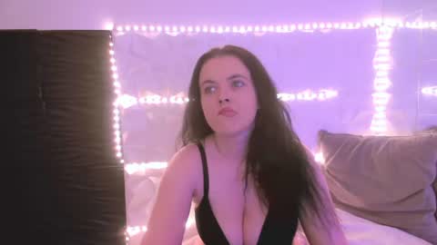 Snapshot of isabell3_ chatting on June 2026 04:32:02 AM Isabelle online show from June 2026 04:32:02 AM