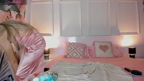 Isabella  online show from September 2025 07:27:02 PM