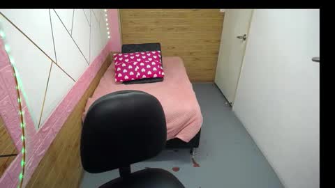 isabella_roseee online show from October 2025 08:39:02 PM