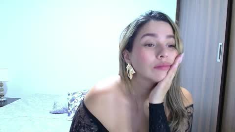 isabellaa_smith03 online show from May 2026 01:00:01 AM