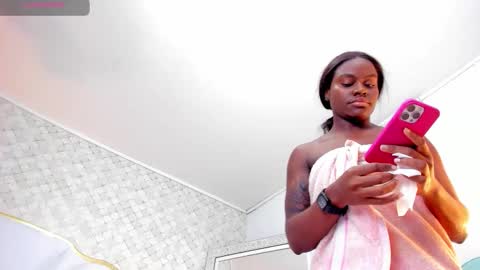 Snapshot of isabellabroms21 chatting on October 2025 09:56:01 PM v online show from October 2025 09:56:01 PM