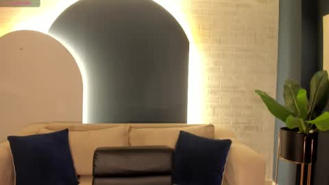 Isabella Kroft online show from March 2025 05:06:02 PM