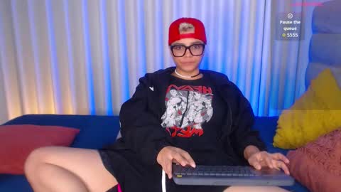 Isabella Mout  online show from December 2025 10:29:02 PM