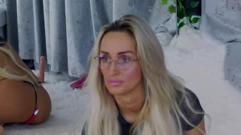 Snapshot of isabelleethan chatting on November 2025 02:17:02 AM IsabelleEthan online show from November 2025 02:17:02 AM