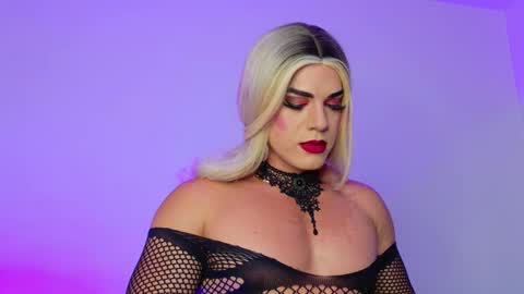 Isabella Hilton online show from September 2025 06:01:02 PM