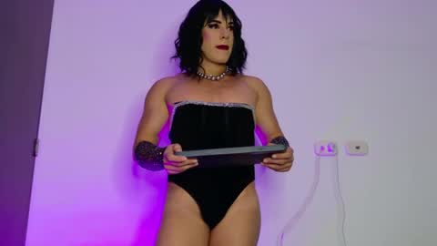 Isabella Hilton online show from September 2025 08:58:01 PM