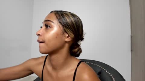 Snapshot of isapetit_ chatting on December 2024 03:15:02 AM Isa Isabella online show from December 2024 03:15:02 AM