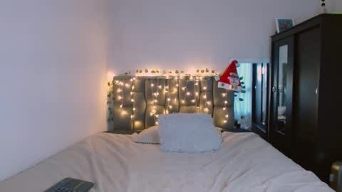 Snapshot of isis_cb17 chatting on December 2024 11:02:02 AM Isis online show from December 2024 11:02:02 AM