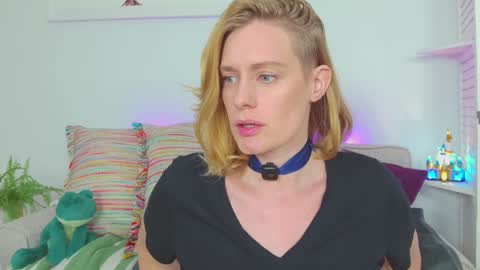 Snapshot of island_peach chatting on September 2025 02:52:01 PM Lou Peaches online show from September 2025 02:52:01 PM