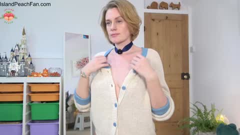 Snapshot of island_peach chatting on October 2025 01:10:01 PM Lou Peaches online show from October 2025 01:10:01 PM