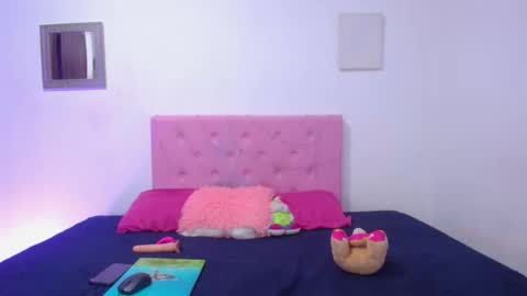 issa_kitty online show from February 2025 02:33:01 PM
