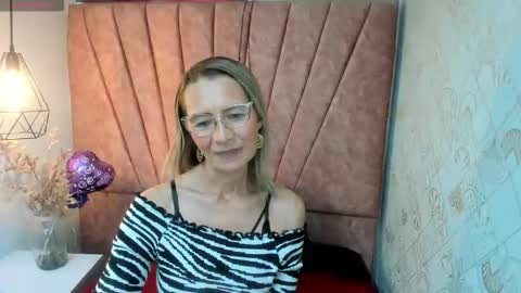 Snapshot of issa_milf__ chatting on October 2025 01:22:01 PM ISSA MILF online show from October 2025 01:22:01 PM