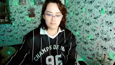 Yiz online show from May 2026 11:45:02 PM
