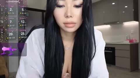 Queen Liya online show from October 2025 05:35:01 PM