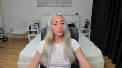Snapshot of ivyfoxx_ chatting on September 2025 12:15:02 PM IvyFox online show from September 2025 12:15:02 PM