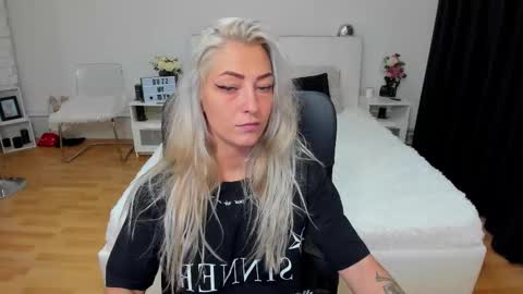 Snapshot of ivyfoxx_ chatting on September 2025 11:11:01 AM IvyFox online show from September 2025 11:11:01 AM
