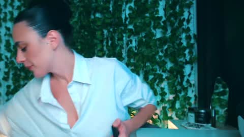 Miss Ivy online show from December 2024 01:36:02 PM