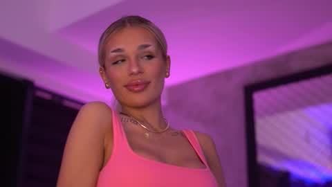 IvyRowa online show from November 2025 06:52:02 PM