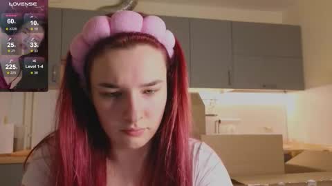 Snapshot of iwi_wi_wi chatting on December 2025 09:45:02 PM Daisy online show from December 2025 09:45:02 PM