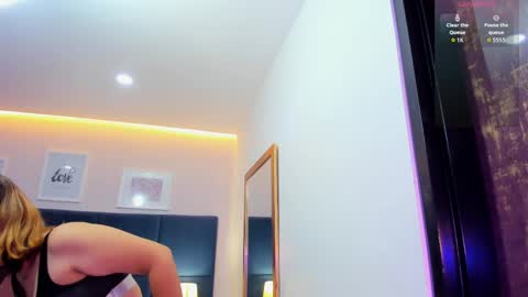 Snapshot of iza_grey chatting on April 2026 11:45:02 AM Isa online show from April 2026 11:45:02 AM
