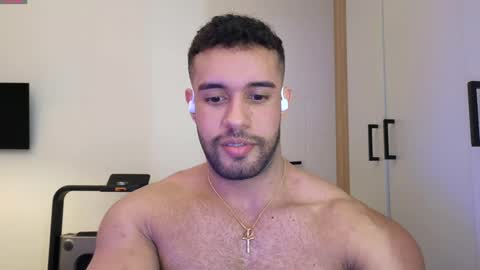 Snapshot of izaak_lover chatting on January 2025 11:55:01 PM Izaak online show from January 2025 11:55:01 PM