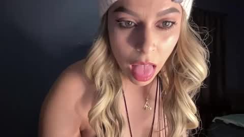 Snapshot of izcah_g chatting on December 2024 09:06:02 AM Izcah online show from December 2024 09:06:02 AM