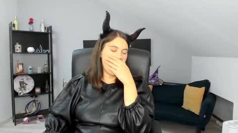 Izzy online show from October 2025 09:16:02 PM