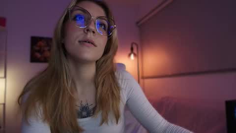 Linda Sofia help me get to 100 thumbs up online show from November 2025 04:00:01 AM