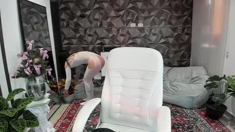 Snapshot of jade_porn chatting on December 2024 11:33:01 AM Jade independent model online show from December 2024 11:33:01 AM