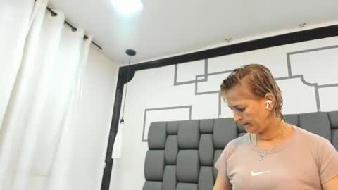 Snapshot of jade_squirt chatting on October 2025 12:26:01 PM Jade online show from October 2025 12:26:01 PM