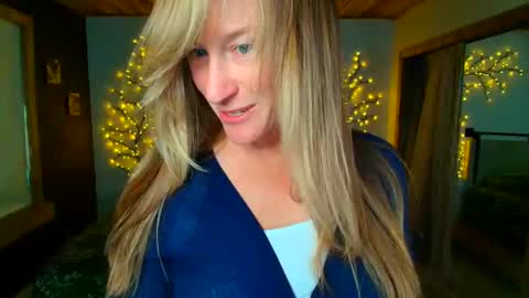 Snapshot of jadeamaryllis_ chatting on April 2026 03:28:02 PM jadeamaryllis_ online show from April 2026 03:28:02 PM