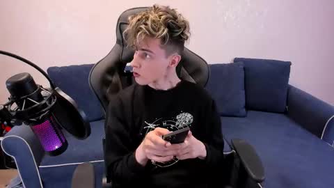 Snapshot of james_mil chatting on November 2025 06:42:02 PM James online show from November 2025 06:42:02 PM