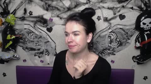 JasmineKouch online show from October 2025 06:31:01 PM