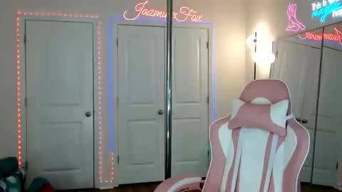 Snapshot of jazminefox chatting on May 2026 03:53:01 PM Jazmine Fox online show from May 2026 03:53:01 PM
