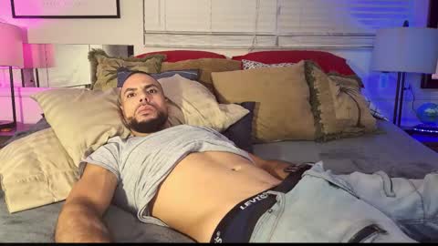 Snapshot of jcmax305 chatting on November 2025 11:32:02 PM JcMax305 online show from November 2025 11:32:02 PM