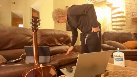 Snapshot of jdineuless chatting on November 2025 04:27:02 PM JDinEuless online show from November 2025 04:27:02 PM