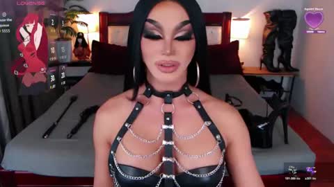 Snapshot of jenifers_body chatting on July 2026 06:22:02 AM Queen Jenifer online show from July 2026 06:22:02 AM