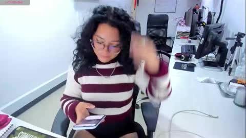 jenn online show from November 2025 07:37:01 PM