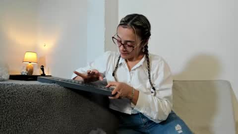 Snapshot of jess1ca_herrera chatting on January 2025 11:14:01 PM jessica herreraToday I will be your devil and you my victim online show from January 2025 11:14:01 PM