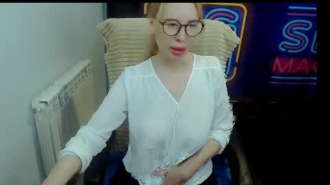 Snapshot of jessikaalba chatting on October 2025 08:26:01 PM Victoria online show from October 2025 08:26:01 PM