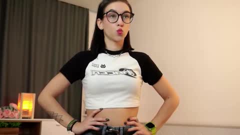 Mari online show from November 2025 10:01:02 AM