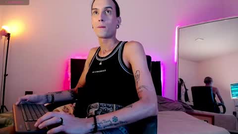 Joa Isaza     online show from October 2025 12:55:01 AM