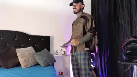 Snapshot of john_and_louis chatting on November 2025 11:09:01 AM John online show from November 2025 11:09:01 AM