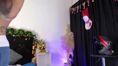 Snapshot of john_and_louis chatting on November 2025 11:11:01 AM John online show from November 2025 11:11:01 AM