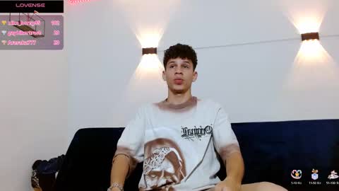 john_ssnow29 online show from September 2025 10:26:01 PM