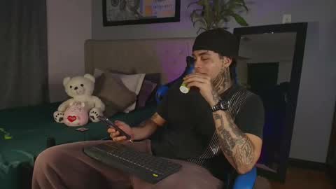 juan_alvarez18 online show from April 2026 02:11:02 AM