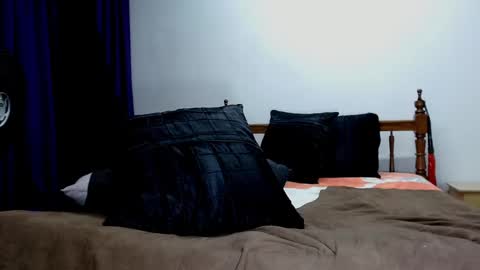 Snapshot of juan_and_luciana chatting on December 2024 06:17:01 PM online show from December 2024 06:17:01 PM