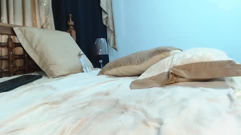 Snapshot of juan_and_luciana chatting on February 2025 03:05:02 PM online show from February 2025 03:05:02 PM