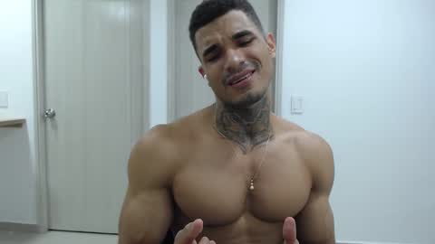 juan_gomez_1 online show from December 2024 10:49:02 PM