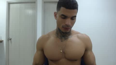juan_gomez_1 online show from January 2025 09:41:01 PM